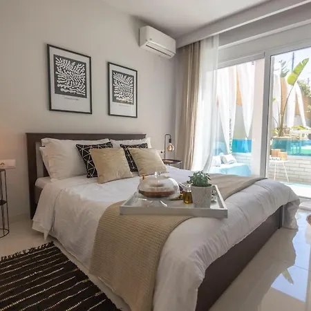 G&m Luxury With Pool Apartament *